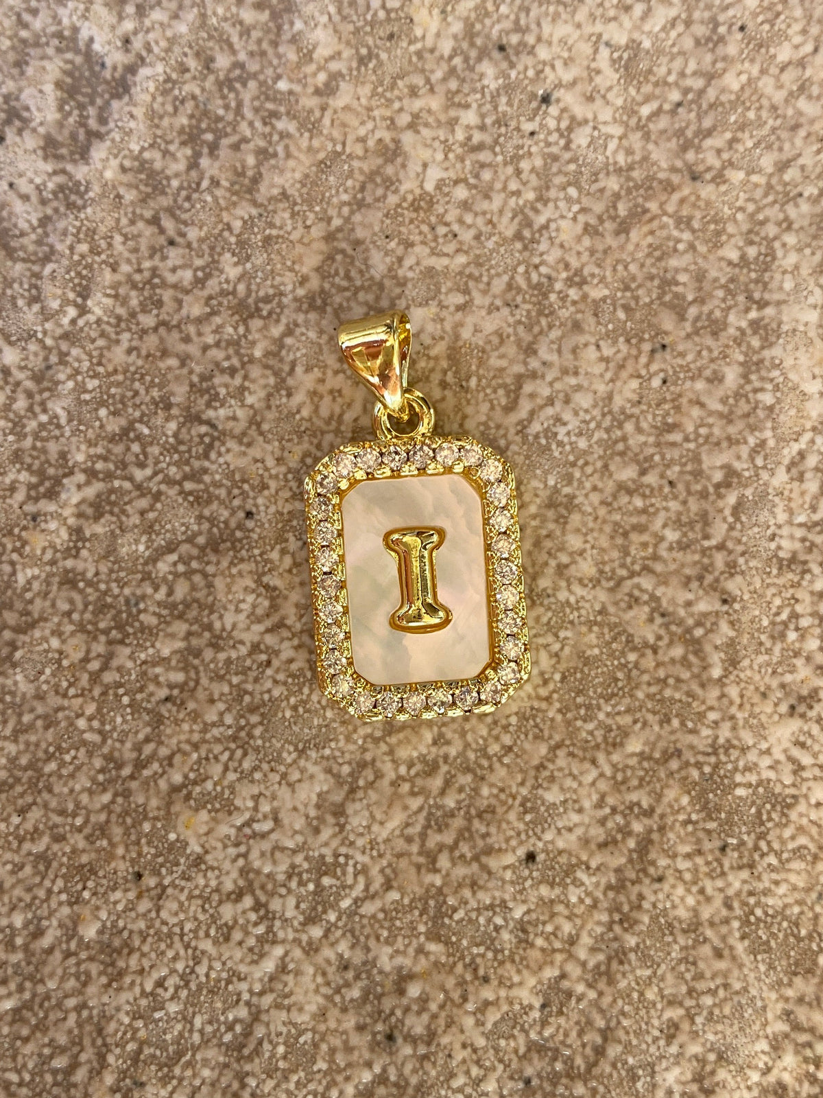 Charm Iniziale Madreperla
